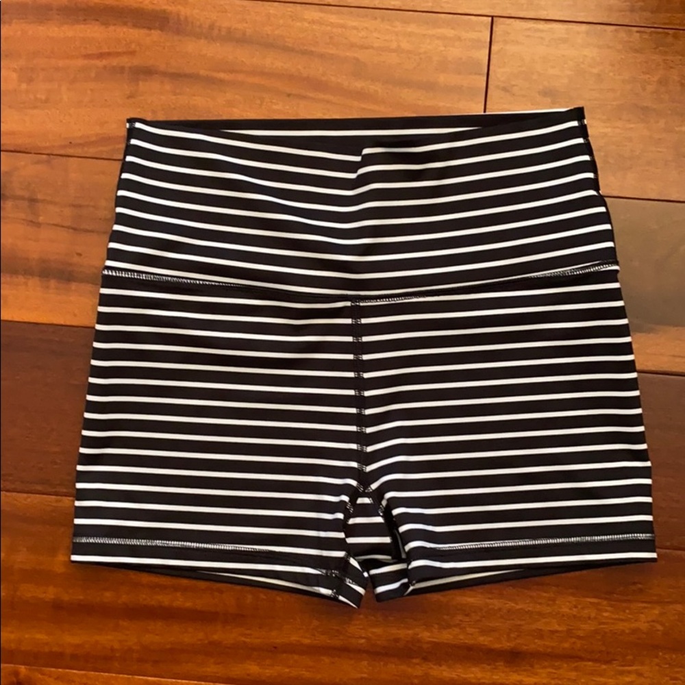 Scorpio Sol shorts size Sm. Color black & white